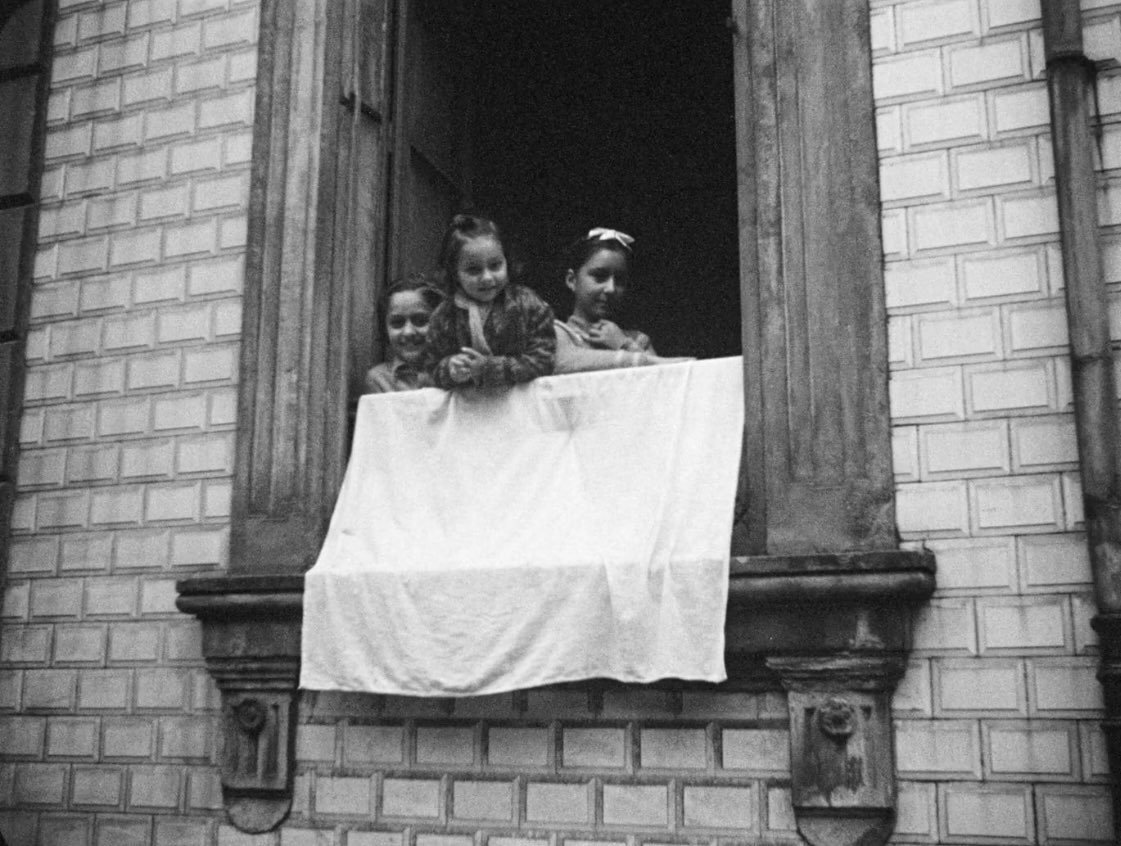 Noelst1's tweet photo. Banderas blancas a la entrada de los sublevados en Gijón/Xixón en octubre de 1937. Empezaba la cacería.
Fuente: https://t.co/levh9DhruM https://t.co/AxKiAdCuu7