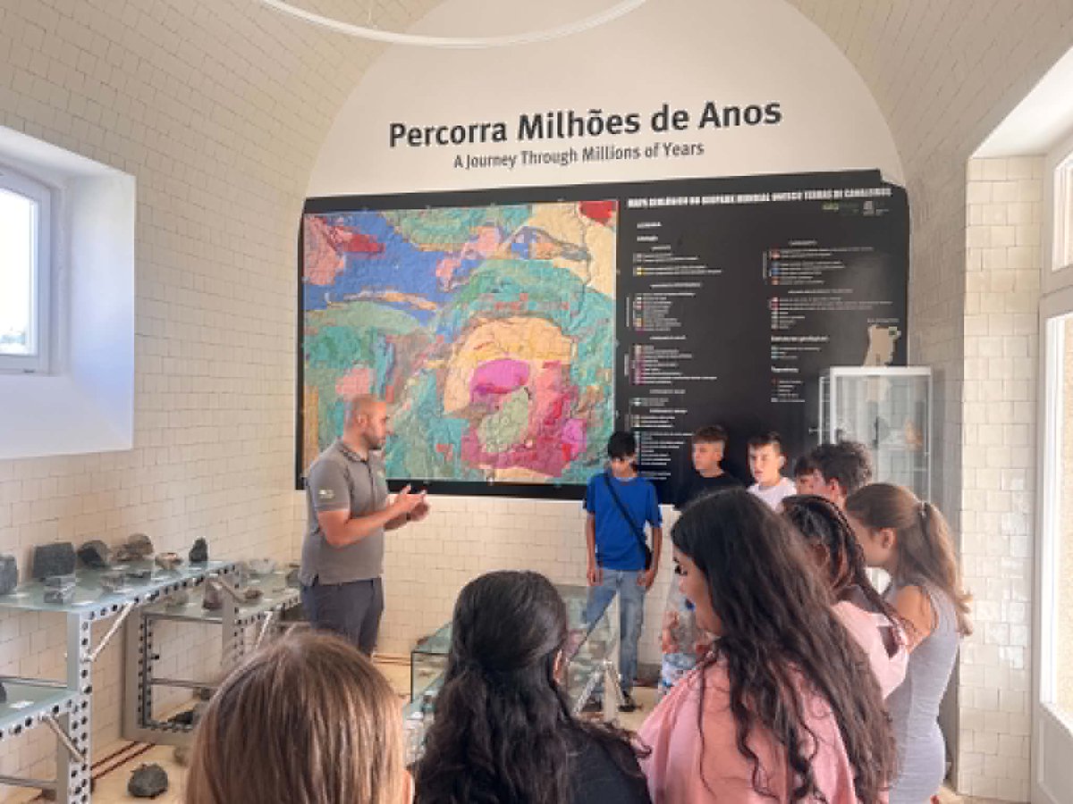 TC_Geopark's tweet photo. Semana Europeia de Geoparques | Workshop “Rochas e minerais do Geopark”

O Geopark Terras de Cavaleiros tem recebido, na sua sede, os alunos do 7.º ano do Agrupamento de Escolas de Macedo de Cavaleiros, para a realização de um workshop sobre “Rochas e Minerais”. https://t.co/vkzJsSUvww