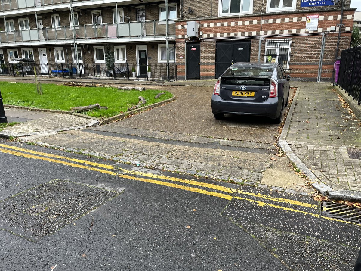 AccessibleStLdn's tweet photo. 🎉🎉SUCCESS🎉🎉

These dropped kerbs have been relaid so that they are flush with the road surface, making it easier for people who use a wheelchair to cross 🙌

#AccessibleStreets 🧑‍🦽🧑‍🦼🧑‍🦯 https://t.co/oQ2MiChsp0