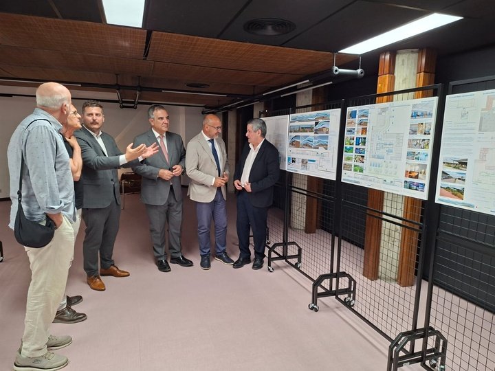 AmbientalRM's tweet photo. 🌊🏗El proyecto para construir el Centro de Conservación del #MarMenor OM2 entra en su fase final.

📜El equipo técnico ya ha presentado a la Dirección General del Mar Menor el proyecto básico.

Juan María Vázquez, inaugura la exposición del proyecto ganador y de cinco propuestas finalistas, organizada por el Colegio oficial de Arquitectos @_COAMU

Noticia:https://t.co/yiTUBxzefU