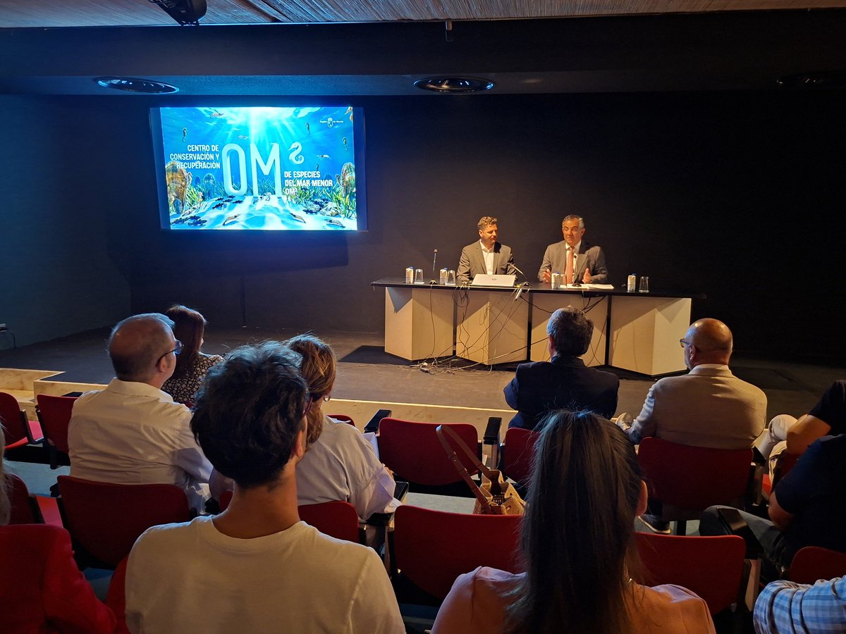 AmbientalRM's tweet photo. 🌊🏗El proyecto para construir el Centro de Conservación del #MarMenor OM2 entra en su fase final.

📜El equipo técnico ya ha presentado a la Dirección General del Mar Menor el proyecto básico.

Juan María Vázquez, inaugura la exposición del proyecto ganador y de cinco propuestas finalistas, organizada por el Colegio oficial de Arquitectos @_COAMU

Noticia:https://t.co/yiTUBxzefU