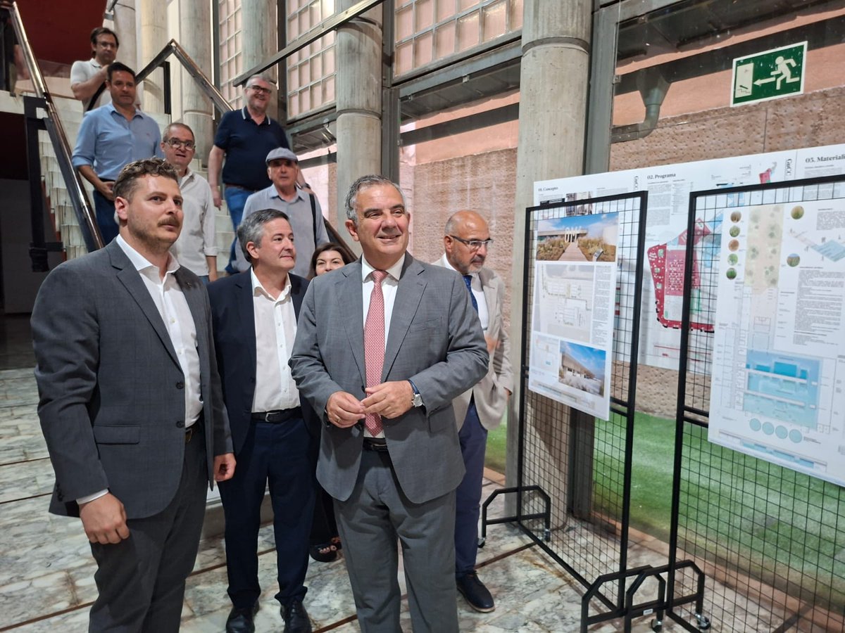 AmbientalRM's tweet photo. 🌊🏗El proyecto para construir el Centro de Conservación del #MarMenor OM2 entra en su fase final.

📜El equipo técnico ya ha presentado a la Dirección General del Mar Menor el proyecto básico.

Juan María Vázquez, inaugura la exposición del proyecto ganador y de cinco propuestas finalistas, organizada por el Colegio oficial de Arquitectos @_COAMU

Noticia:https://t.co/yiTUBxzefU
