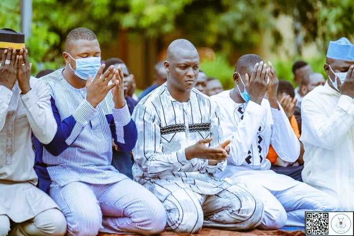 ChristianKelu's tweet photo. Le Président #Ibrahim Traoré ici en pleine prière parmi les fidèles. Bonne fête de la #Tabaski . https://t.co/uNDpVvHSrR
