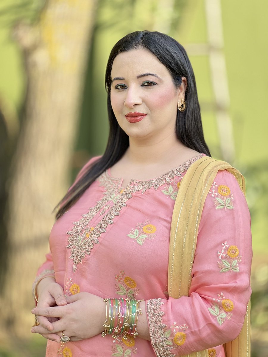 JamilSnowber's tweet photo. “”Eid Mubarak to All my Friends🌙✨🌙
May this Eid brings happiness and peace in our lives…May Allah bless us All…..😍😍😍😍
#bakridmubarak🌙️ #kashmirichudiyaan😘❤️ #smalljoysoflife❤ https://t.co/mpJ1zxABJc