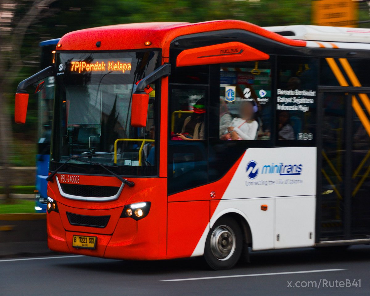 RuteB41's tweet photo. Hari libur di tengah minggu. Siang ini main padel sambil bawa kamera DSLR yang sudah lama nggak dipakai.

Akhirnya sempat ambil beberapa momen di Cawang Sentral sebelum pulang naik B41 😊 https://t.co/EHy0OlroQt