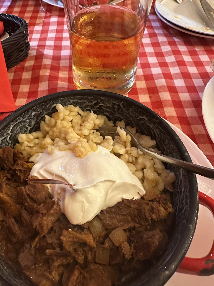 gummibierchen's tweet photo. #Gulasch und #schalesBier #KlasszikusLager von #sopronisör was zu @Heineken gehört bei #RetroLangos #Budapest 🙃Das #Lagerbier souverän, aber nichts Besonderes🍺 #hungarianbeer #heinekenhungary #heinekenbeer #gulaschundbier https://t.co/rAI7rxG8JT