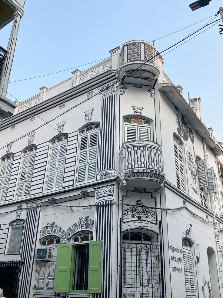 SayantikaSays's tweet photo. This is Nabin Pally Hatibagan, Kolkata. All the houses were painted in this manner to pay tribute to Sukumar Ray's writing "Abol Tabol".

No other city can match the aura of Kolkata. It is on another level. https://t.co/AxSvrs242K