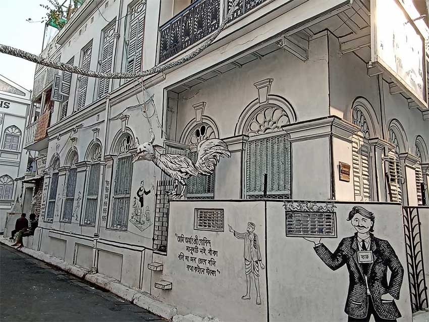 SayantikaSays's tweet photo. This is Nabin Pally Hatibagan, Kolkata. All the houses were painted in this manner to pay tribute to Sukumar Ray's writing "Abol Tabol".

No other city can match the aura of Kolkata. It is on another level. https://t.co/AxSvrs242K