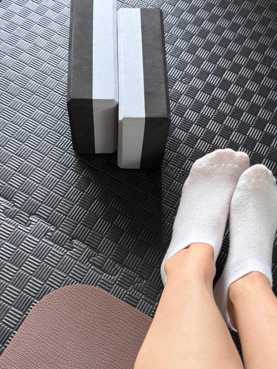 lizoooookc's tweet photo. soft steps only
pilates mood today✨

#socks #cozy #gymgirl #softgirl #comfyvibes #pilates #aesthetic #girl #minimal #whitesocks #fitnessgirl #vibes #twittergirl #dailyphoto #casualstyle https://t.co/Wg7jfWgLCz