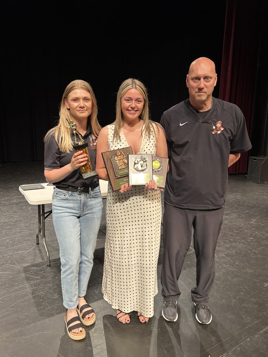 jaryn_wolff's tweet photo. My Junior season is officially over😢. Last night was our award ceremony. I received Team MVP, Defensive Player of the Year, and Offensive Player of the Year, as well as lettering my third year. One more year left! 🧡🖤@OHWPStitzlein @MVNUsoftball https://t.co/uhDc2WxEgl