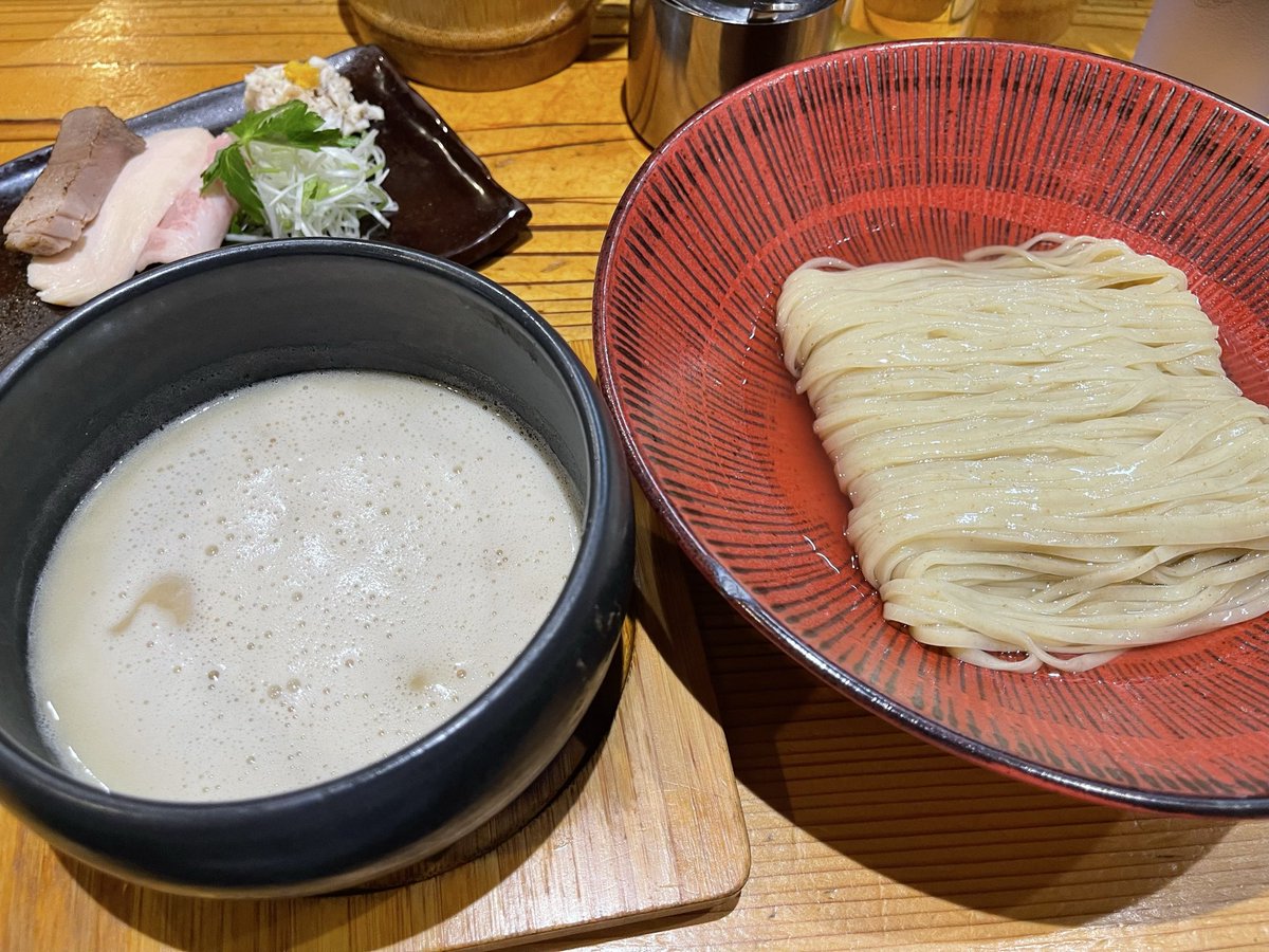 tonosama2020's tweet photo. 『真鯛白湯つけ麺
+黒トリュフ香る味噌和え玉』

真鯛たっぷりのグツグツのつけ汁に細ヒラ麺を絡ませて口福…
更に柚子皮と鯛の追いすり身の味変で悶絶。
黒トリュフの和え玉は麺をすすると同時に鼻を突き抜ける香りがたまらない
シメはご飯に鯛汁をかけ��温め直した雑炊で満腹大満足！

#麦の道すぐれ https://t.co/BhE8Wy5rs7