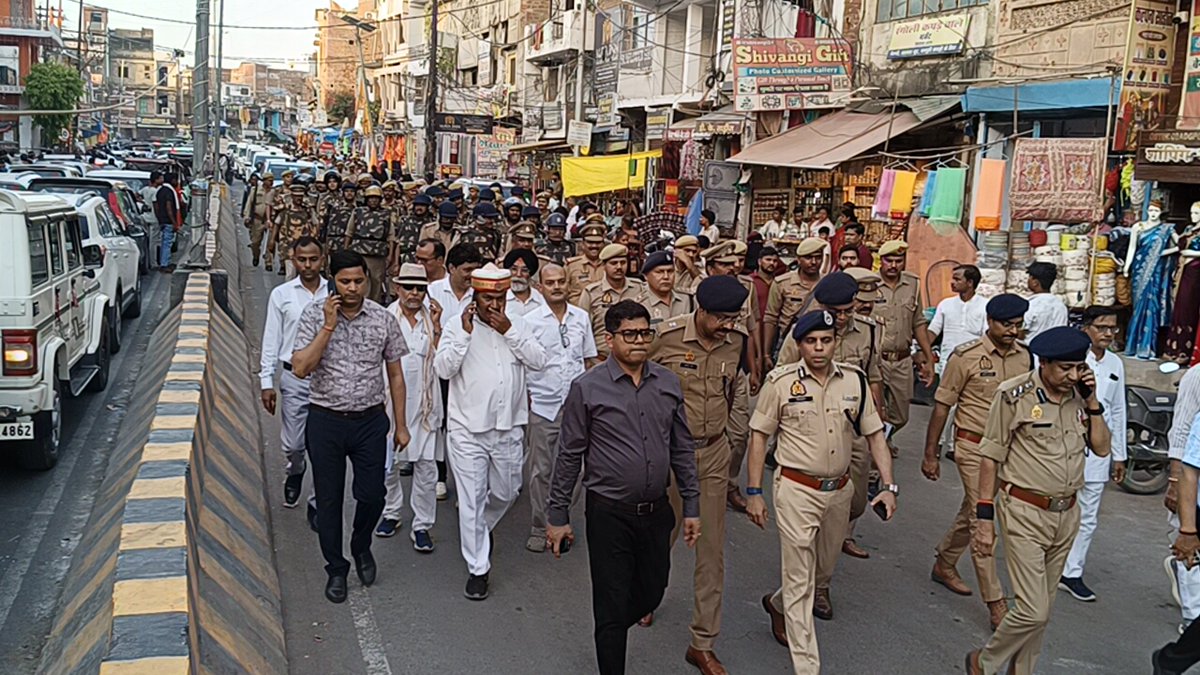 Igrangelucknow's tweet photo. बकरीद पर्व के दृष्टिगत ��नपद उन्नाव में स्थानीय पुलिस बल के साथ संवेदनशील स्थानों पर पैदल गश्त की गई। आमजन से त्यौहार शांतिपूर्ण व सौहार्दपूर्ण तरीके से मनाने की अपील की गई। अधिकारीगण को संदिग्ध गतिविधियों पर नज़र बनाएं रखने हेतु निर्देशित किया गया। @Uppolice @adgzonelucknow https://t.co/HihG5Q2mLB