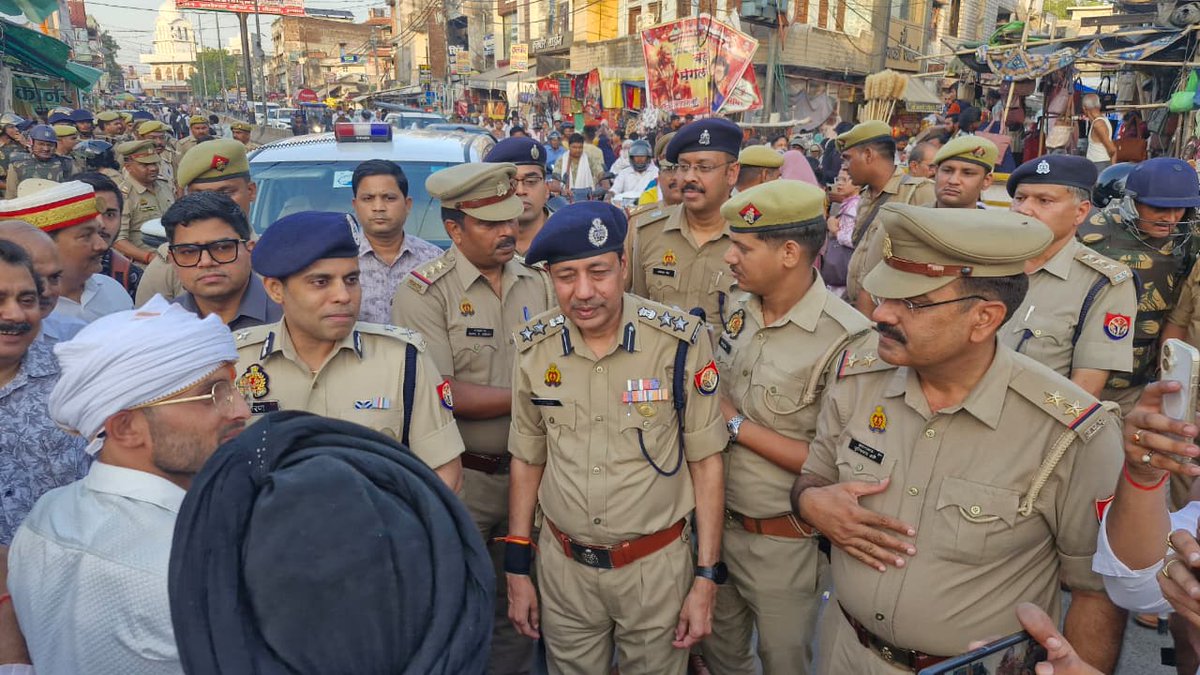 Igrangelucknow's tweet photo. बकरीद पर्व के दृष्टिगत ��नपद उन्नाव में स्थानीय पुलिस बल के साथ संवेदनशील स्थानों पर पैदल गश्त की गई। आमजन से त्यौहार शांतिपूर्ण व सौहार्दपूर्ण तरीके से मनाने की अपील की गई। अधिकारीगण को संदिग्ध गतिविधियों पर नज़र बनाएं रखने हेतु निर्देशित किया गया। @Uppolice @adgzonelucknow https://t.co/HihG5Q2mLB
