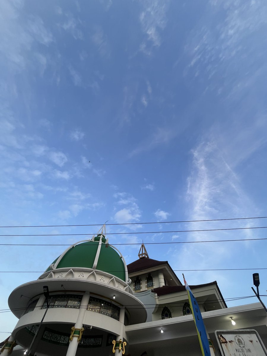 snmhrnt's tweet photo. Happy eid al adha 🤍✨🌻🌙🐄🐑 https://t.co/TWbLo5S9LZ