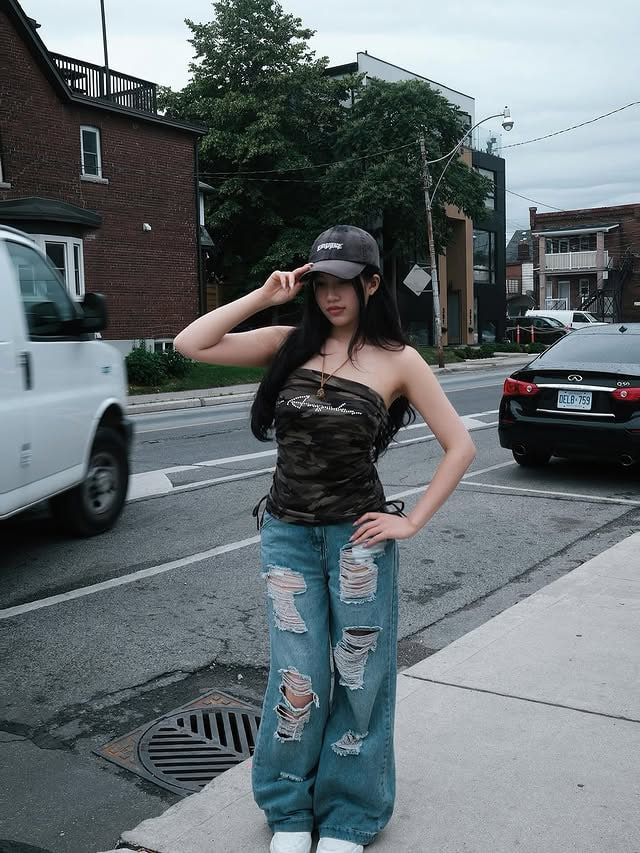 QuynhAnhSetUp's tweet photo. “Girl 2004 | Toronto 🇨🇦
Hiện tại vừa học vừa làm nên cuộc sống khá bận, muốn tìm FWB một người trưởng thành để trò chuyện và gặp gỡ thoải mái sau những ngày mệt mỏi 
Mình thích cafe đêm, đi dạo phố và những cuộc nói chuyện có chiều sâu.
#Toronto  #FWB https://t.co/r5C0lV3X5g