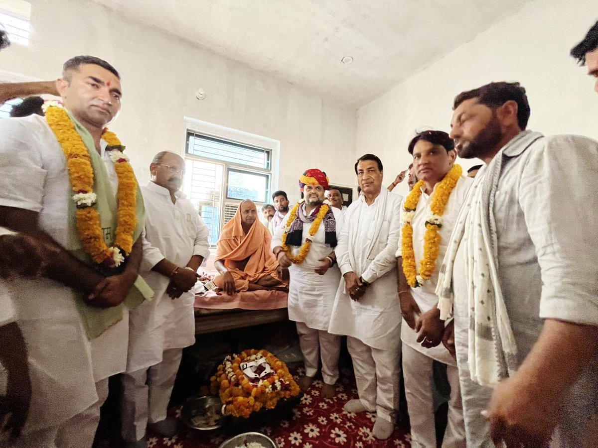 GRKhatana_'s tweet photo. आज मित्रपुरा(सवाई माधोपुर)तहसील में श्री देवधाम घाटा नेनवाड़ी की पावन धरा पर भगवान श्री देवनारायण जी के मंदिर पर आयोजित 151 कुंडात्मक महायज्ञ महोत्सव में शामिल होकर उपस्थित जनसमूह को संबोधित किया।
ऐसे धार्मिक व आध्यात्मिक आयोजन समाज में एकता, शांति और सकारात्मक ऊर्जा का संचार करते हैं। महायज्ञ की इस पवित्र ऊर्जा से संपूर्ण क्षेत्र का कल्याण हो, यही मंगल कामना है।
@INCRajasthan @SachinPilot @GovindDotasra