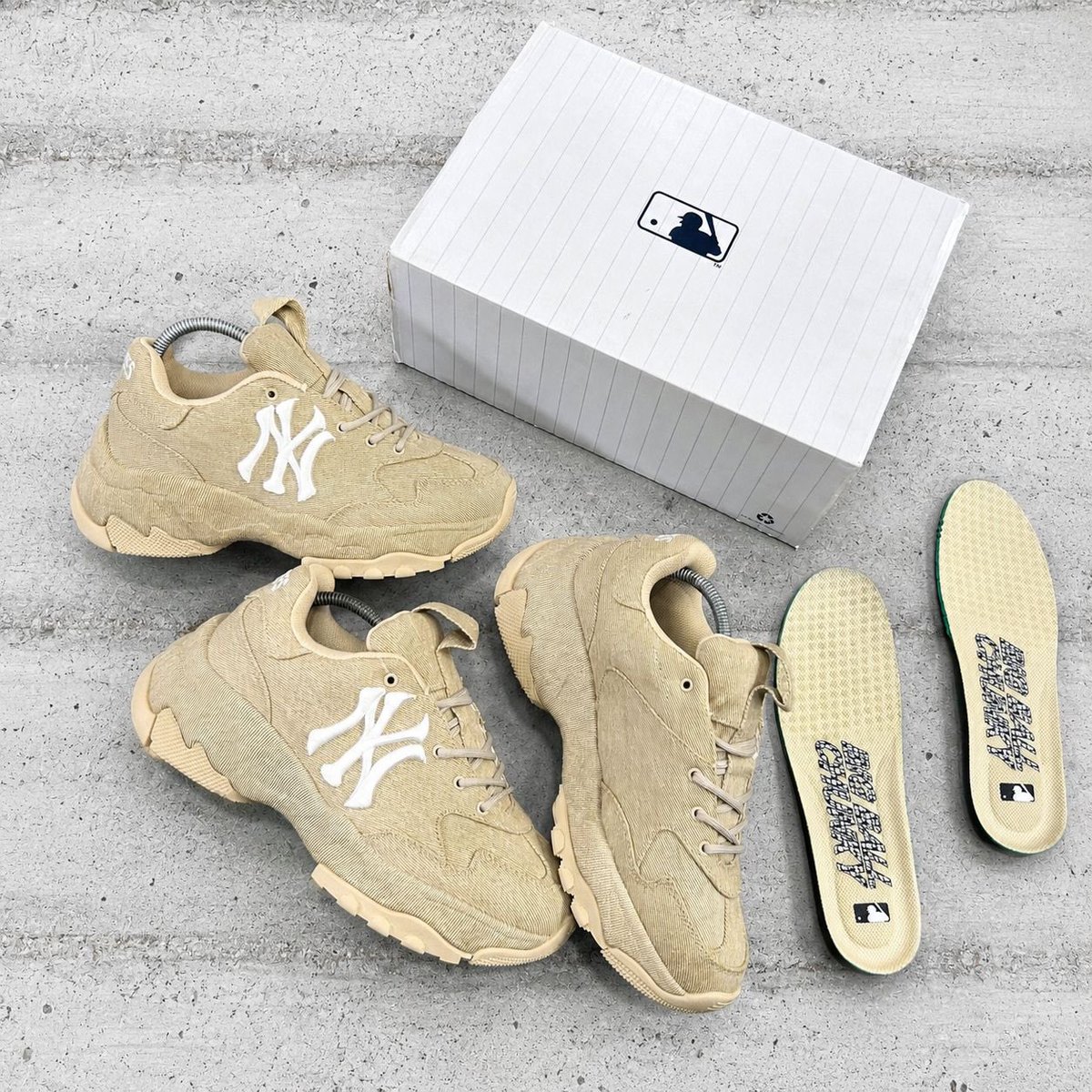 ChiwearsStore's tweet photo. ✅✅✅ 

🔊🔊*NEW MLB BIG BALL CHUNKY (NY-YANKEES)  LIGHT DENIM BEIGE ” SNKS”*

👟 👟👟*(40) – (45)* https://t.co/9cuYDaNjZP