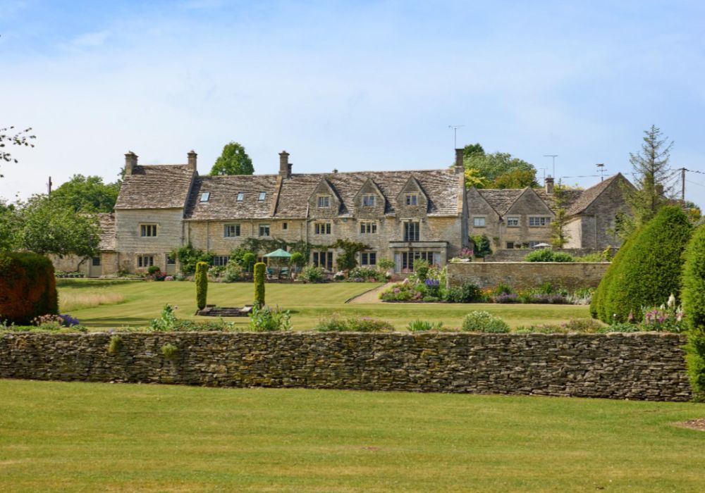 AbodeTwo's tweet photo. Our #Property Of The Week takes us to the enchanting village of #Quenington, Gloucestershire, to explore ‘The Long House’—a magnificent Grade II Listed 17th-century estate available for the first time in 30 years https://t.co/T5aiNeDC5R https://t.co/wLw0LF5CKy