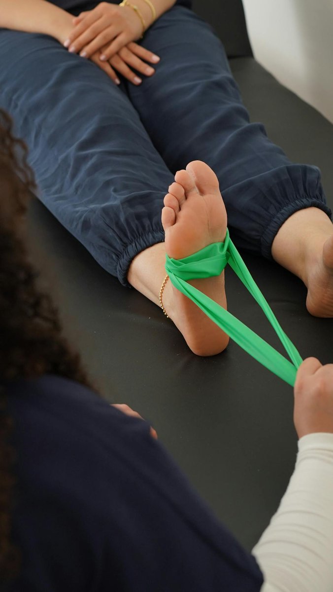 IntCenters's tweet photo. Is upper back pain slowing you down?

See how our physical therapists use therapy bands to customize your recovery. Serving the Inland Empire since 1954, we’re here for you—aliens included! What’s your go-to stretch for back pain relief? https://t.co/7uwDi8MnSs