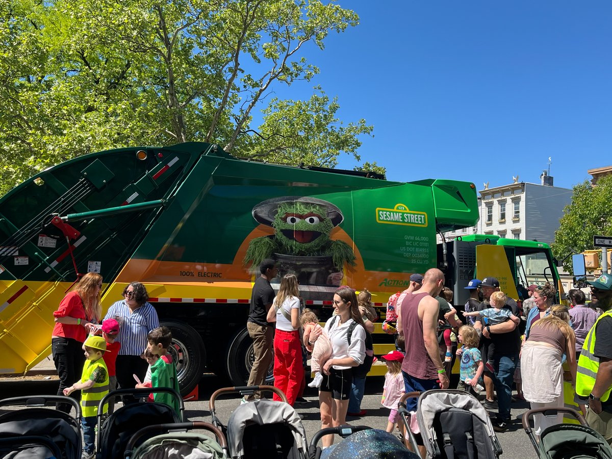 ActionCarting's tweet photo. For the third year in a row, we had an incredible time at @15K295 #TouchATruck Event!
Another year of unforgettable moments with our amazing community — and an even bigger splash thanks to our EV Truck starring the one and only #OscarTheGrouch. #Community #SesameStreet https://t.co/TLCUAMzmv0