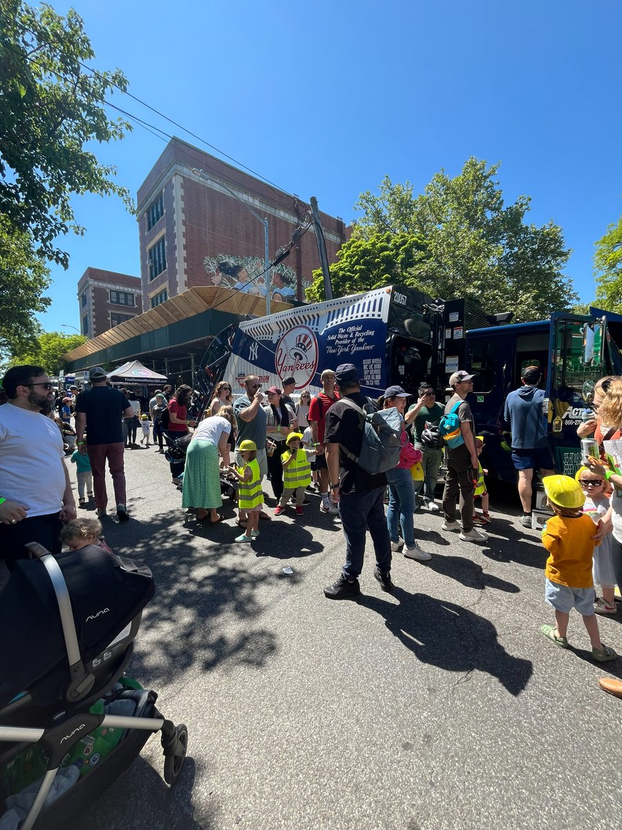 InterstateWaste's tweet photo. For the third year in a row, we had an incredible time at @15K295 #TouchATruck Event!
Another year of unforgettable moments with our amazing community — and an even bigger splash thanks to our EV Truck starring the one and only #OscarTheGrouch. #Community #SesameStreet https://t.co/FhyNu2kiRi
