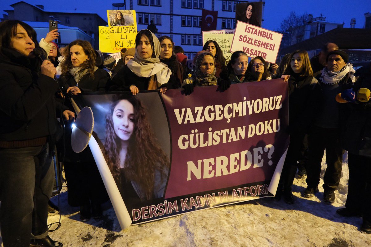_AytenKordu's tweet photo. Gülistan Doku dosyası; kamu gücüyle kurulan koruma ağlarının, cezasızlığın, delil karartmanın ve kadınlara yönelik sistematik erkek devlet şiddetinin aynası ve önemli bir parçasıdır. Bu kötülük ağının sistematik ve organize yapısı, her gün yeni itiraflarla genişletilmesi gerekirken ve tutuklanması gereken soruşturmaya dahil edilmesi gereken kurum ve kişiler varken, dosya hız kazanmak yerine aksine bir gidiş hat kaygı vericidir. 

Anlaşılan o ki, kamuoyuna yansıyan bazı iddialar kimi çevrelerin kendilerini koruma altına alma arayışında olduğunu göstermektedir.

Dosyanın Kayyım Vali Tuncay Sonel lehine, soruşturmanın bütününün Dersim’den Erzurum’a taşınarak yeniden şekillendirilmek istenmesi; dosyayı kaynağından koparıp sürüncemeye bırakma, soruşturmanın yönünü saptırma ve belli çevreleri koruyan bir zemine dönüştürme ihtimali oldukça yüksektir ve son derece ciddidir.

Böylesi bir kararla dosyanın etkisizleştirilmesine ortak olacak her tasarruf; geçmişte yürütülen karartma ve üzerini örtme pratiğinin bugünün yetkilileri tarafından da sürdürüldüğü sonucunu doğuracaktır. 
Bu nedenle hiçbir makam böylesine ağır bir sorumluluğun parçası olmamalıdır.

Gerçek adaletin sağlanması için @adalet_bakanlik @TC_icisleri yetkililere çağrımızdır. Dosyanın başka bir yere taşınması için çaba gösterenlere bu zeminin sağlanması, kamuoyunda derin bir güvensizlik yaratacaktır. Bu hataya asla düşülmemelidir!
@abakingurlek @mustafaciftcitr 
#GülistanDoku
#GülistanDokuNerede