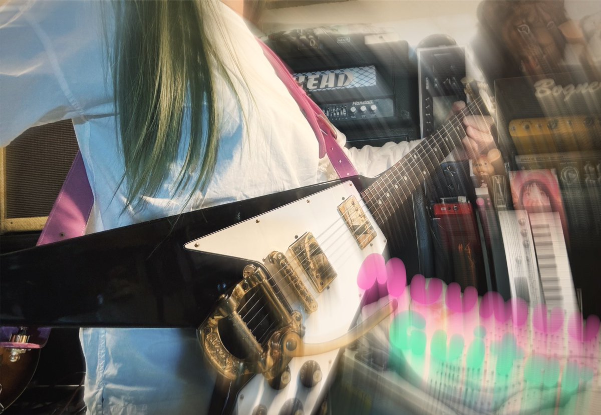 muumuu_7x_xj_'s tweet photo. アタシんちの黒い子はこ-いう感じだよ🤘
かっこいい😎
#フライングV #Gibson #flyingV
#bigsby そしてグリーンデールさんのストラップ💕 https://t.co/AS4Oo3UTdC