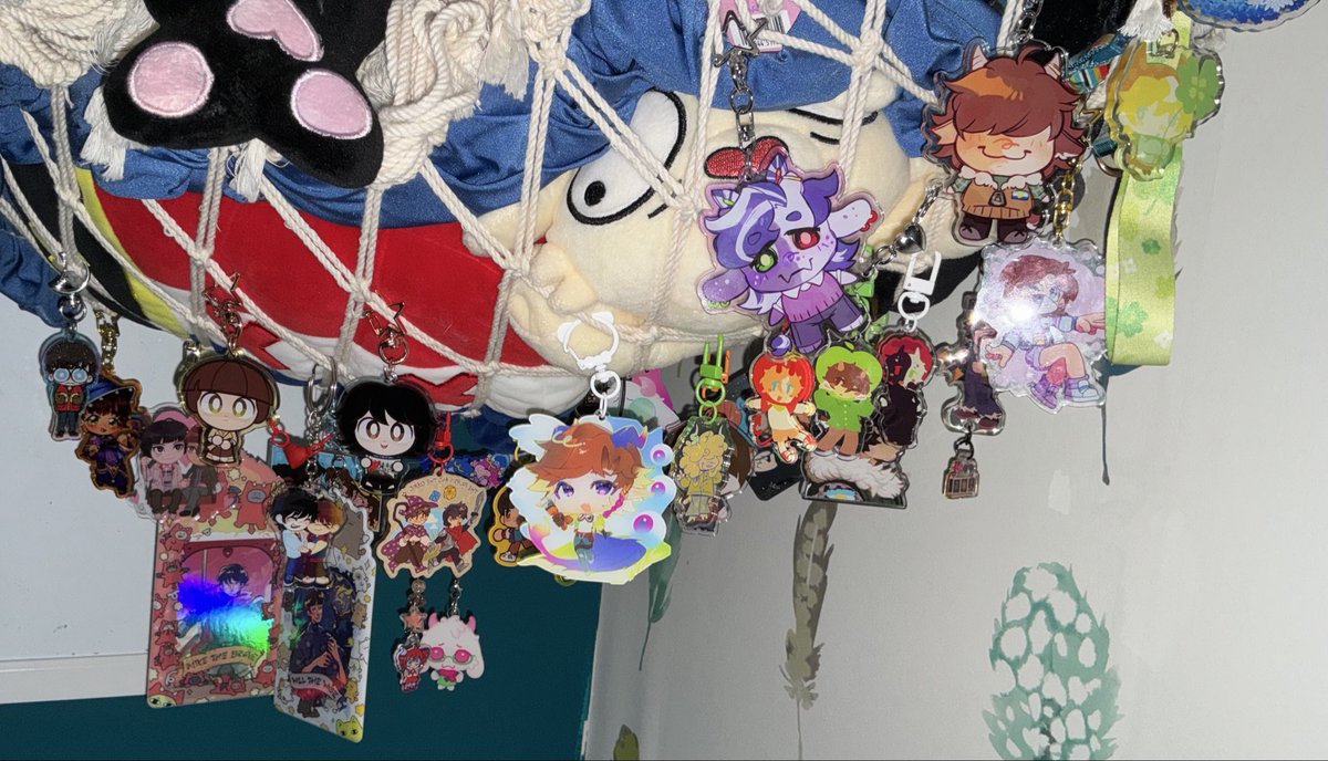 DOGMAGICA's tweet photo. me and my very normal amount of keychains :D https://t.co/H4ayI3eoA0