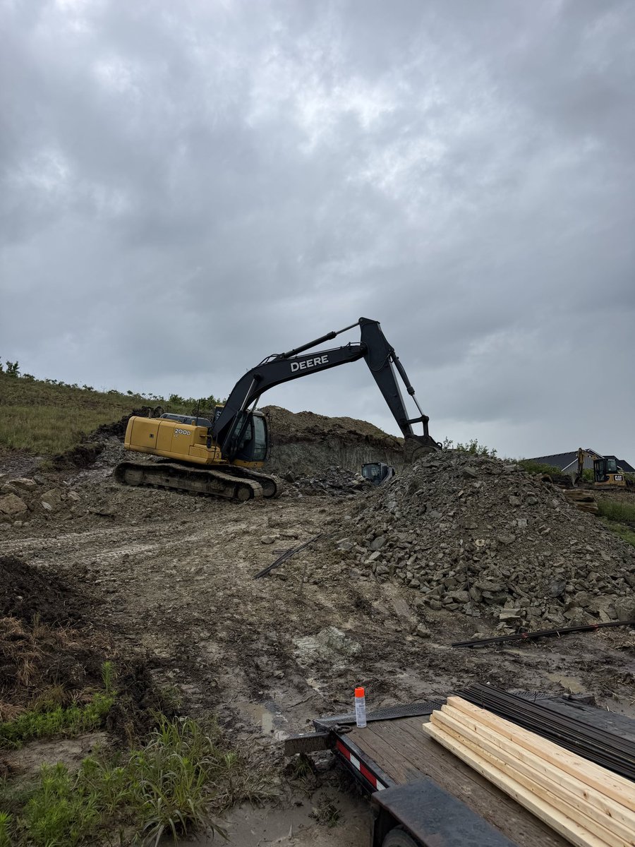TheFortressInc's tweet photo. Remember the custom home that’s the narrowest single family project we’ve ever built? Well…it’s underway! 

At 29’ wide x 62’ deep its size and shape are definitely unique…but it doesn’t stop there!

The left side of the house is carved into a giant hill and the entire first floor on that side of the home will be a 10’ tall x 10” thick concrete wall. 

We dug/set footings & poured yesterday! This one is going to check a lot of boxes for “firsts”…which is honestly kinda fun 25 years into this thing 👊🏽