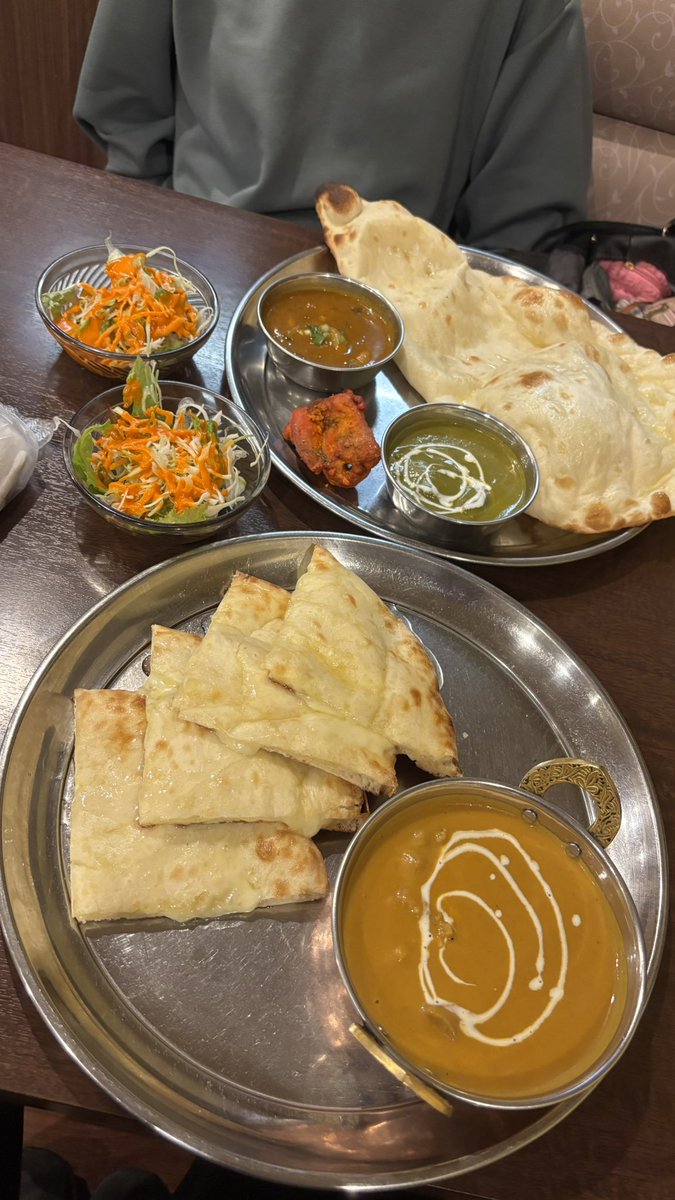 fumimi2's tweet photo. お花屋さん付近でカレーの匂いがしたので2人ともカレーの口になった結果。 https://t.co/dihdbIlNQG