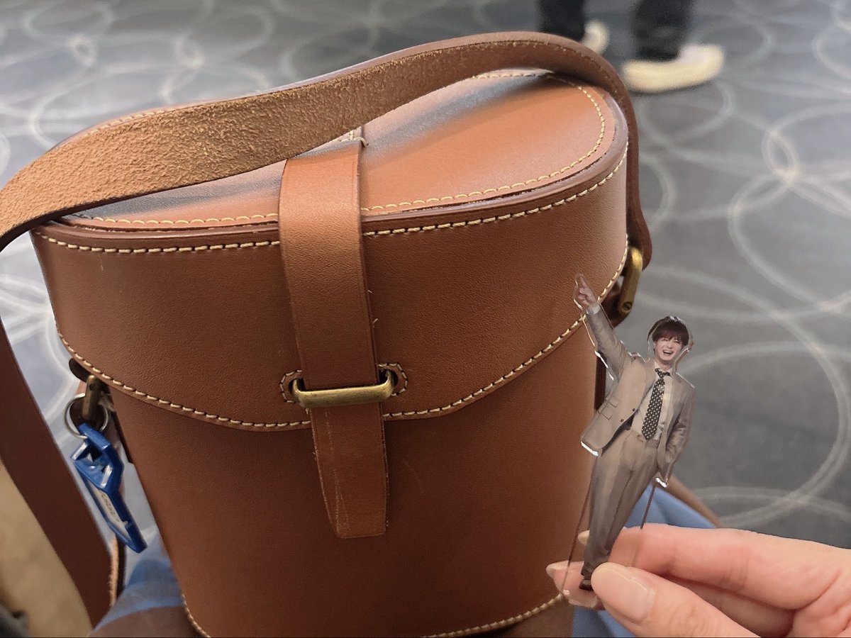 onneaa's tweet photo. 本日！お借りしました🔭
近いお席だったので逆にどうだろ？て思ったけどこれすごい　ほしい　ブラウンのお手紙読めちゃった　いつも安価で8×30の重くてでかい双眼鏡を使ってるのでスリムさと視界のクリアさの両立に感動しました　ありがとうございました🙏

#レッドブック
#スタビでミュージカル https://t.co/1xdgLbBgtM