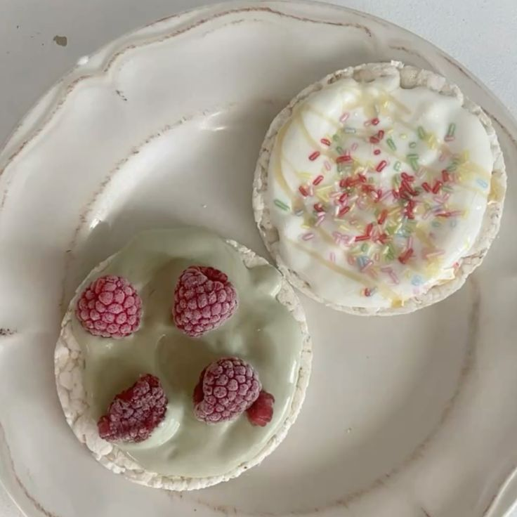 twtmist's tweet photo. 𝑟𝑖𝑐𝑒 𝑐𝑎𝑘𝑒 𝑤𝑖𝑡ℎ 𝑐𝑟𝑒𝑎𝑚 𝑎𝑛𝑑 𝑓𝑟𝑢𝑖𝑡
› one table spoon of light thickened cream is about 40 cal plus fruit and a rice cake totals around 100 cal, one of my favourite treats, the key is to eat really slowly and take tiny bites to make it feel big https://t.co/f2x2vCAGM3