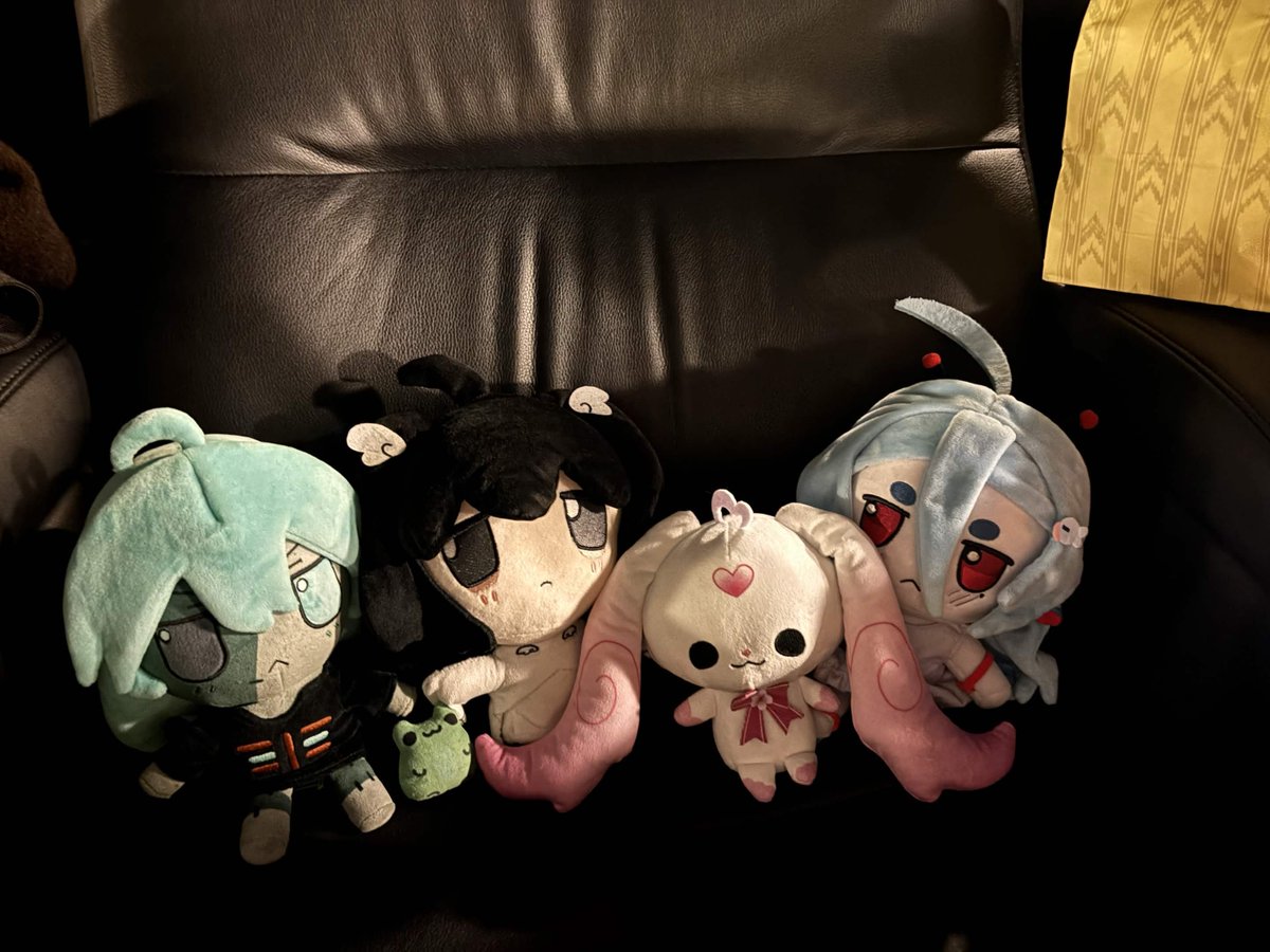 symbxl_'s tweet photo. //.> 𝚖𝚢 𝚏𝚛𝚒𝚎𝚗𝚍𝚜 𝚟𝚒𝚜𝚒𝚝𝚎𝚍 𝚖𝚎
𝚒𝚗 𝚝𝚑𝚎 𝚋𝚊𝚌𝚔𝚛𝚘𝚘𝚖𝚜! https://t.co/Ar10GMtJdl