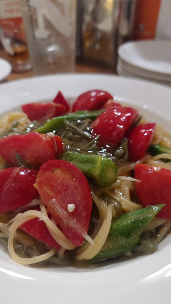 rindasan10's tweet photo. 今日の晩ご飯
夏野菜パスタ、鱈と白エビ
他では中々食べれないメニュー
美味しい
＃晩ご飯　＃ご飯　＃料理 https://t.co/ouMIlKYPgJ