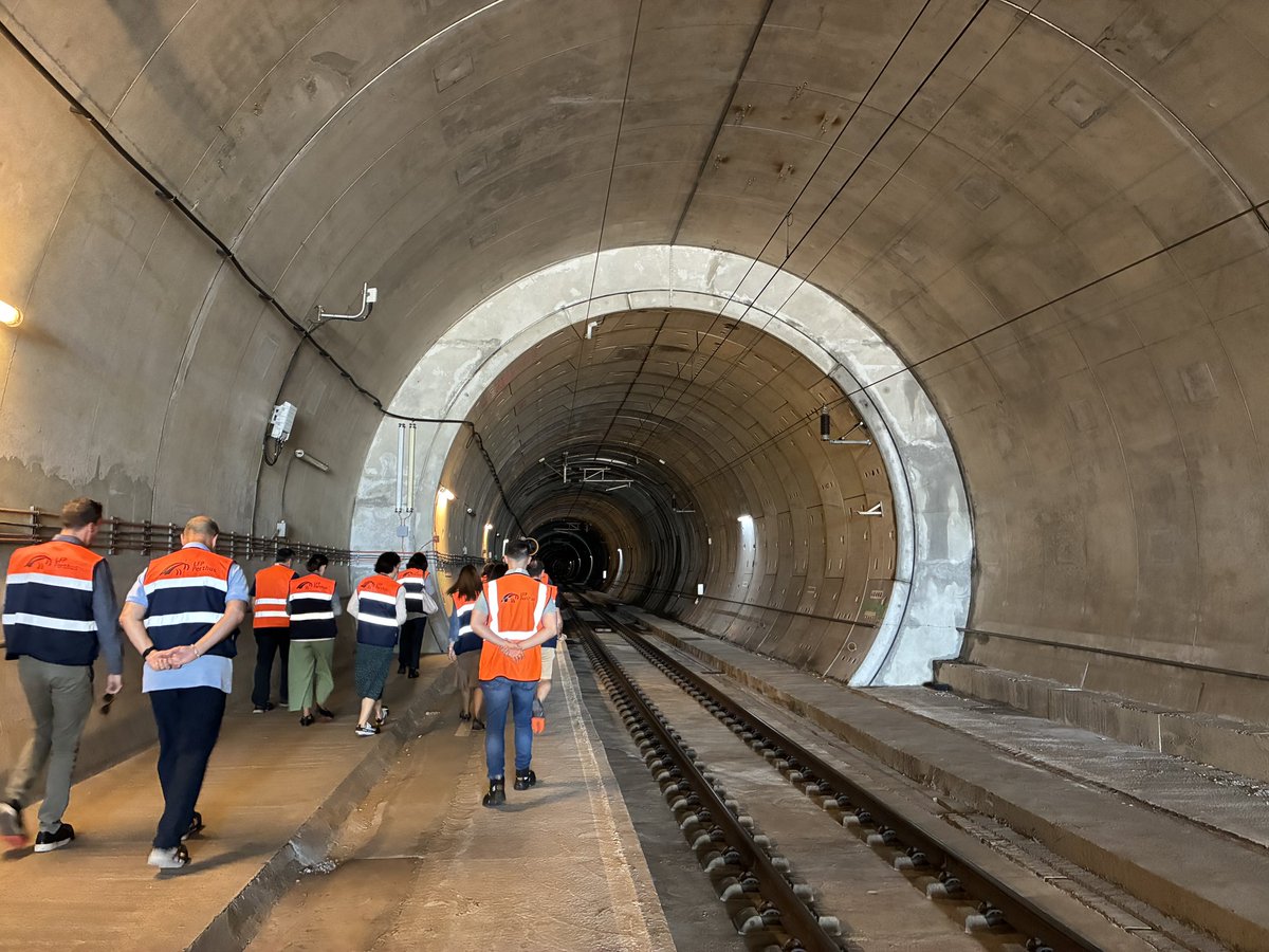 ffe_es's tweet photo. Para completar la Jornada de Comunicador@s Ferroviari@s hoy hemos tenido una visita técnica 👷‍♀️al puesto de control de Montesquieu des Albères, en la boca norte del túnel  del Pertús, con explicaciones en la Sala de Control y la Sala de Crisis sobre el funcionamiento del sistema y los protocolos aplicables en situaciones excepcionales.

El director general de @LFPPerthus , Petros Papaghiannakis, ha guiado, además, un recorrido por el túnel hasta el primer ramal para conocer las instalaciones y los procedimientos de evacuación en situaciones de crisis en el interior de un túnel por el que los trenes de viajeros pasan a 300 km/h 🚄

@renfe @Adif_es @transportesgob @TMB_Barcelona @TRAM_Barcelona @euskotren @ETS_RFV @GVAfgv @metrobilbaoeus @viaparla @MLOeste @metro_madrid @metromlgoficial @MafexSpain