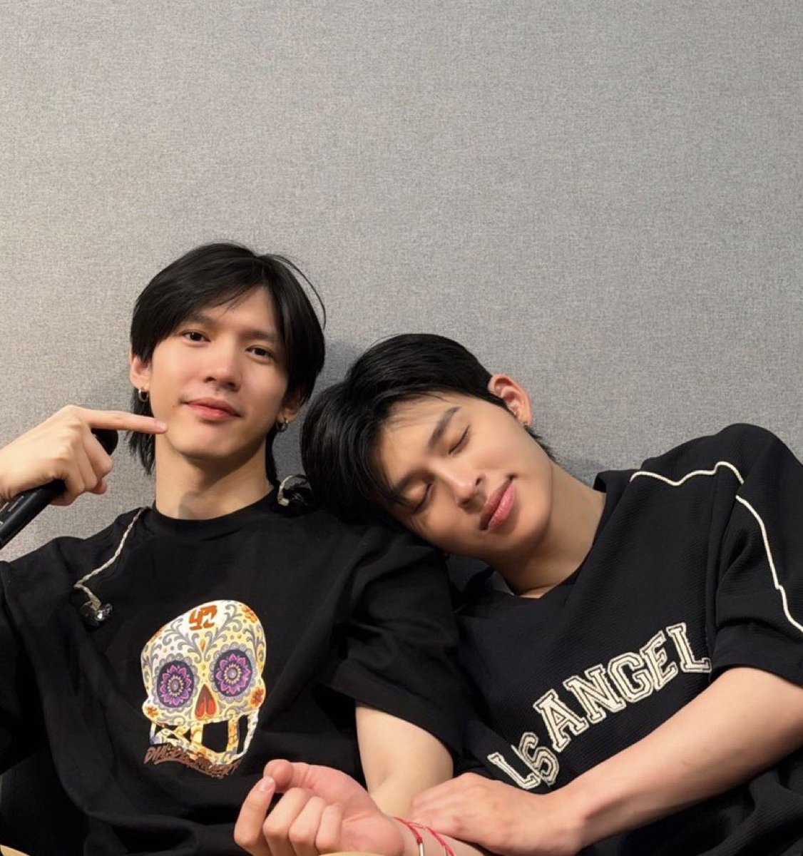 nrv404's tweet photo. ปอนด์กับพี่อู๋สลับกันซบ🫳🏻 https://t.co/n4iaOz8b3k