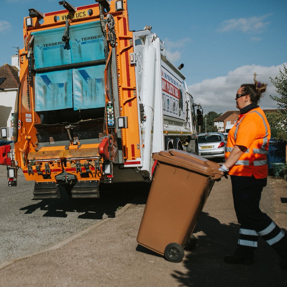ODS_doinggood's tweet photo. A big thank you to our amazing frontline teams! 🌞

In this hot weather, our recycling crews, parks teams, streets staff and all frontline colleagues are working hard, keeping Oxford clean, safe and welcoming🧹

Out early, lifting, sweeping, repairing and supporting our city 💛 https://t.co/OhVyc88gl4