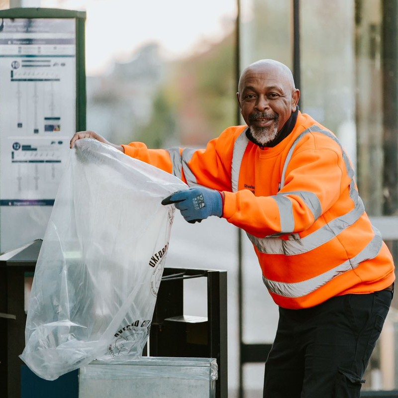 ODS_doinggood's tweet photo. A big thank you to our amazing frontline teams! 🌞

In this hot weather, our recycling crews, parks teams, streets staff and all frontline colleagues are working hard, keeping Oxford clean, safe and welcoming🧹

Out early, lifting, sweeping, repairing and supporting our city 💛 https://t.co/OhVyc88gl4