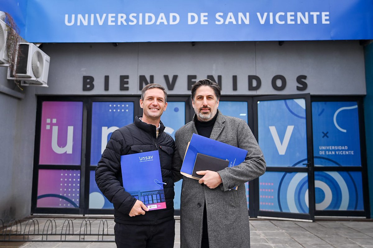 sintoniasursv's tweet photo. San Vicente avanza en la creación de la Universidad Nacional. 
Importante reunión de @nico_mantegazza con el Diputado Nacional @trottanico y los equipos de gestion de ambos 
https://t.co/ym2k7tMxJS https://t.co/RD6j3KU5ZG