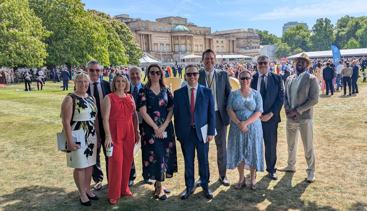 HCCSfYP's tweet photo. SfYP staff were among the many #DofE leaders and volunteers who were invited to the 70th anniversary Duke of Edinburgh's Gold Award celebrations at Buckingham Palace in appreciation of the essential role they play in enabling the young people to achieve their awards.

Read the full story here: https://t.co/EBJJAkK2Hv

#GoldAwards
@DofE 
@hertscc