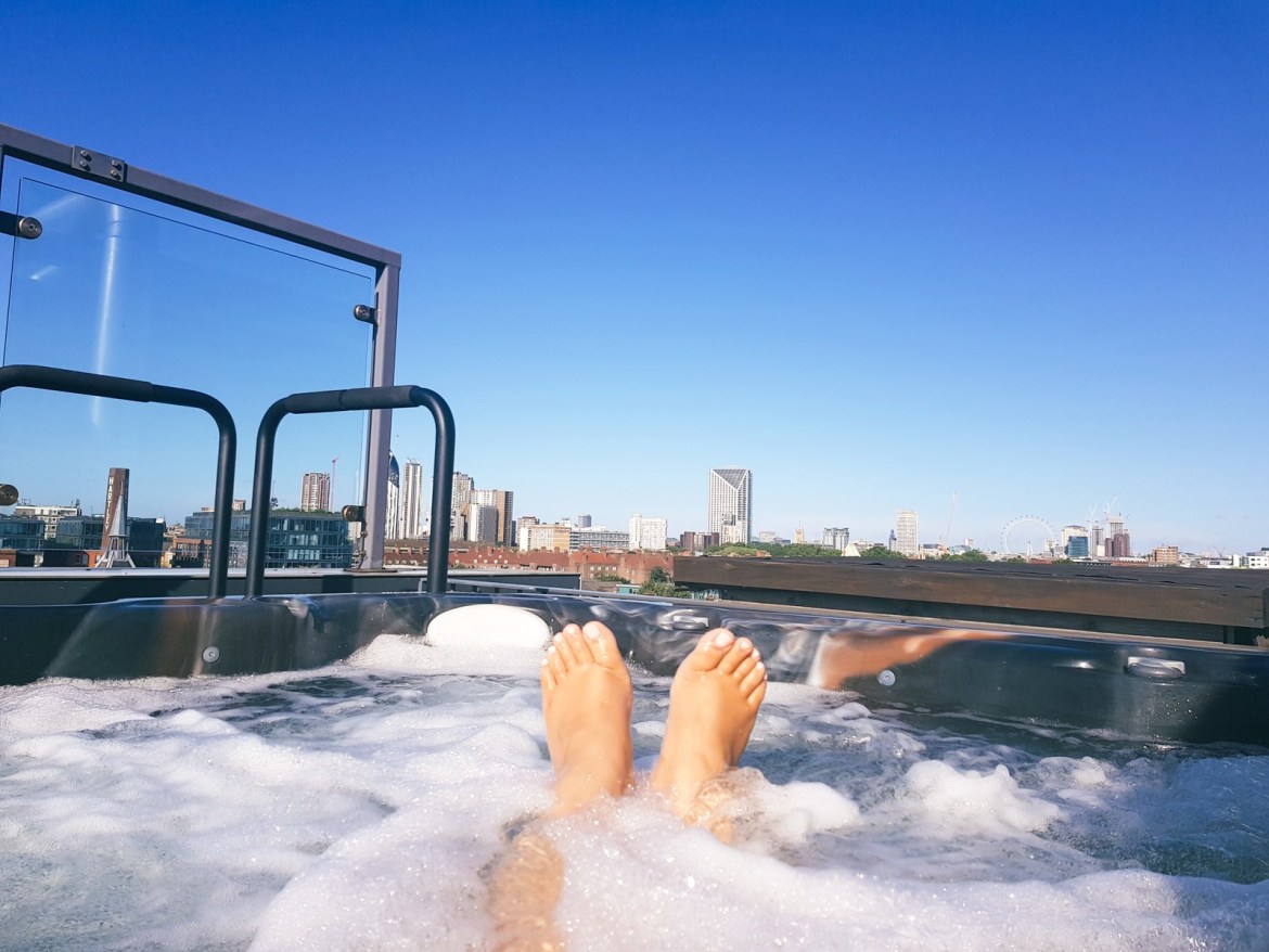 B2Hotel's tweet photo. #cool #heatwave - must have a dip in our Lucy Suite tub overlooking London's spectacular skyline
Limited availabilty save 15% on a stay in Lucy In The Sky Penthouse Suite
https://t.co/RqcY4pcazw
#penthousesuite #hotelswithhottubs #romanticstaycation #romanticstaysuk https://t.co/txWOPzCVVB