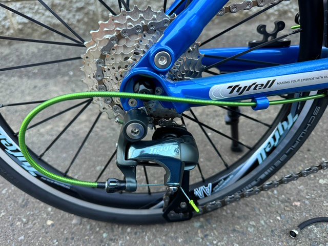 LIFEwithBICYCLE's tweet photo. ショップスタッフの「My Tyrell」Vol.2
【秀岳荘 白石店】木原さん
愛車はFSX。決め手はカラーオーダー！北海道から水・陸・空の輪行を駆使して各地でサイクリングを楽しむ木原さん。折りたたみ自転車の楽しみ方を広げたい方の良き相談相手になってくれるはずです🔽
https://t.co/QZ8Q3v5XFl https://t.co/qQngNMoIXi