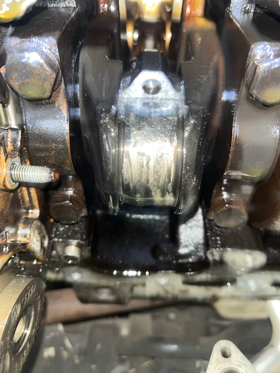 HandsOnAutoTech's tweet photo. This Rod end cap had turned black from heat after a rod bearing failure. We found the oil pickup tube had become clogged with debris. https://t.co/dStvsmQqsJ