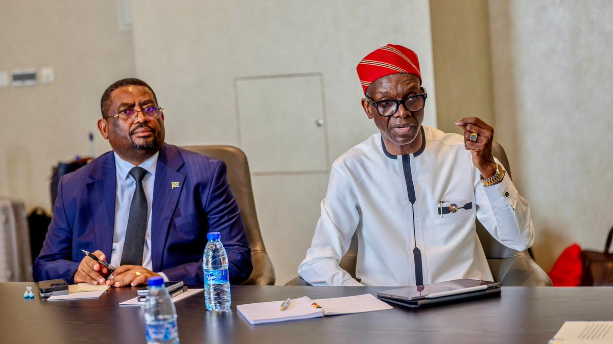 MichuziJr's tweet photo. WAZIRI MKUU AKUTANA NA PROF. JANABI BRAZZAVILLE

WAZIRI MKUU, Dkt. Mwigulu Nchemba amefanya mazungumzo na Mkurugenzi wa Shirika la Afya Duniani Kanda ya Afrika (WHO AFRO), Profesa Mohamed Janabi ambapo walijadili masuala mbalimbali ya maendeleo, hususan ushirikiano katika sekta ya afya barani Afrika.

Pia, Dkt. Mwigulu alikutana na Katibu Mkuu wa Jumuiya ya Afrika Mashariki (EAC), Balozi Stephen Mbundi pamoja na Katibu Mkuu wa Jukwaa la Mabunge ya Ukanda wa Maziwa Makuu Afrika (FP-ICGLR), Balozi Dkt. Deo Mwapinga.

Mazungumzo hayo yamefanyika kando ya Mkutano wa 61 wa Mwaka wa Bodi ya Magavana wa Benki ya Maendeleo ya Afrika (AfDB), unaoendelea jijini Brazzaville, Jamhuri ya Kongo leo Jumatano Mei 27, 2026.