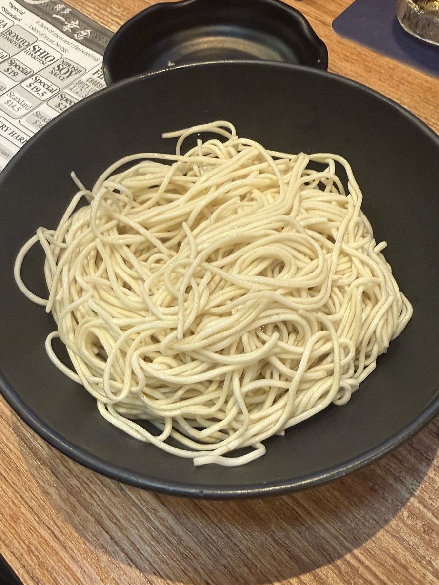 avgok's tweet photo. 博多一幸舎シンガポール🇸🇬シティーホール

シンガポールに来て約20日
初めてまともラーメン

黒ラーメン🍜明太子ご飯🍚ニンニク🧄

美味い‼️シンガポールランキングNo. 1☝️
今のところ🤣
思わず替え玉
そして会計約3000円🤣

帰りに家族へのお土産の高級コーヒー☕︎
散財しましたが💸ご馳走様でした🙇 https://t.co/y6hugO6wS1