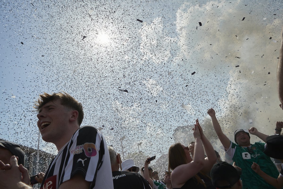 MyNottingham's tweet photo. An estimated 8,000 @Official_NCFC fans gathered at Old Market Square yesterday to celebrate the club's promotion to League One. ⚫⚪

The players took to the Council House balcony with their League Two Play Off trophy. 🏆🎉

Read more ➡️ https://t.co/WeKy5k29CT https://t.co/oCcUVWHf2l