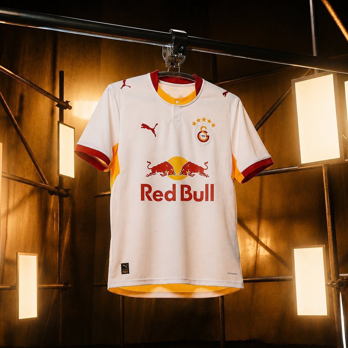 GalaMercato's tweet photo. ÖZEL| Galatasaray’ın yeni sezonda forma göğüs sponsoru kulübün isteklerini karşılaması halinde, yüksek ihtimalle Redbull olacak. https://t.co/uHtkPzgKyf