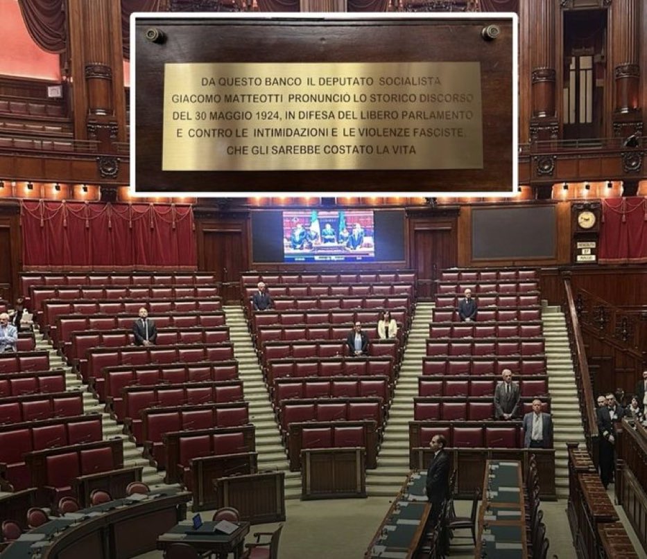 CarloVerdelli's tweet photo. Targa nel posto che occupava alla Camera il deputato #Matteotti
Ieri assassinato dai fascisti di Mussolini, oggi lasciato solo dalla maggioranza di destra, impegnata a cancellare ogni traccia scomoda di un passato presente https://t.co/N6Qk0Cbu8z