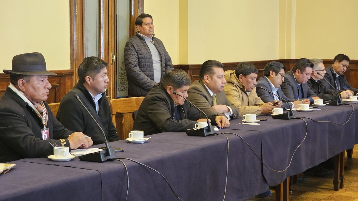 ErbolDigital's tweet photo. Instalan diálogo en la Vicepresidencia. Están presentes el ministro de la Presidencia, el Obispo de El Alto y el Defensor del Pueblo, entre otros representantes. https://t.co/rk6VvurViR