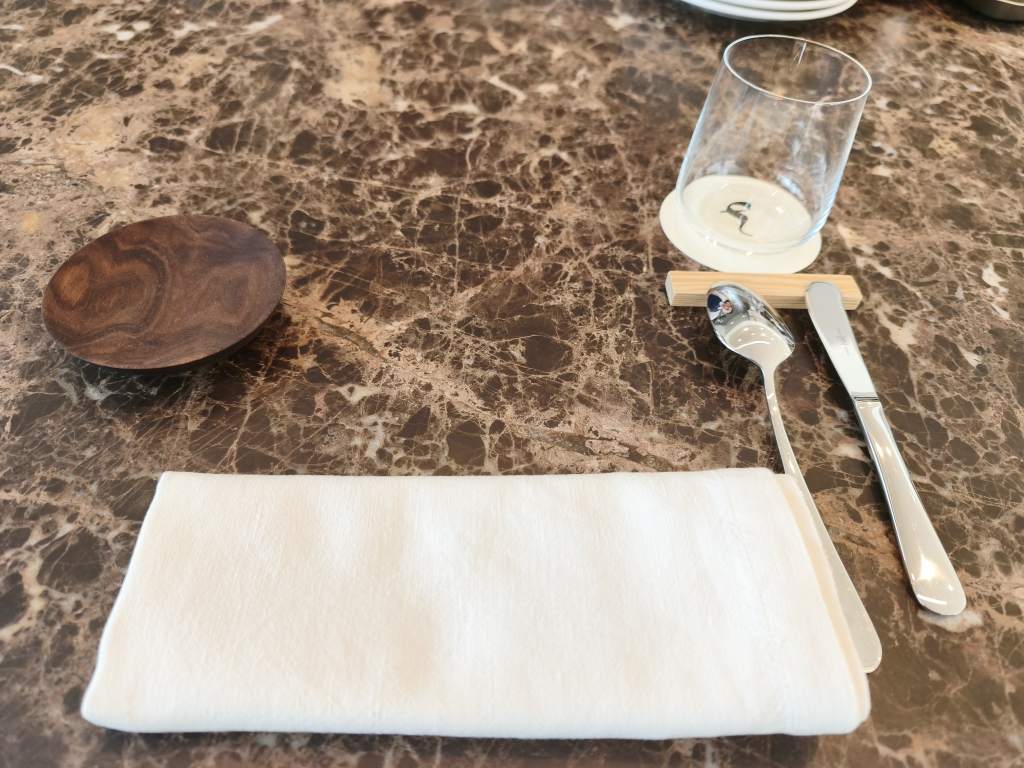 Mr_Abraham_'s tweet photo. FLOR (Legazpi, Madrid)

Liderado por el chef Cadu Gasparini ofrece un menú degustación de seis pases por 65 € centrado en vegetales.  Es cocina cuidada, pero sin postureos: salsas trabajadas, técnicas de alta cocina y combinaciones de sabor que encajan bien.  Un puro disfrute. https://t.co/bSDfPcvfH7